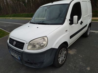 une camionnette blanche garée dans un parking