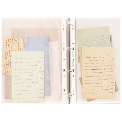 deux feuilles de papier usagé et un stylo posés sur une surface blanche