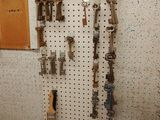 un mur sur lequel est accroché un trousseau de clés