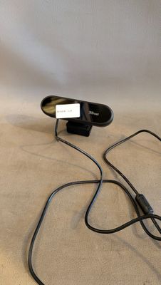 un téléphone portable branché à un chargeur posé sur une table