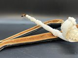une pipe et une paire de pinces posées sur une table