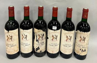 six bouteilles de vin rouge sont alignées sur une surface blanche