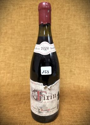 une bouteille de vin posée sur une table