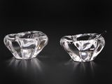 une paire de bougeoirs en verre transparent sur fond noir