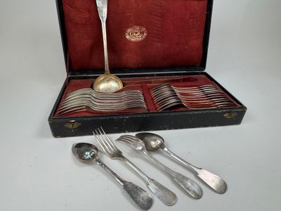 l'argenterie dans un coffret avec des cuillères et des cuillères à l'intérieur