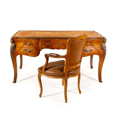 un bureau avec une chaise posée dessus