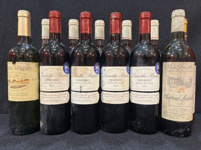 six bouteilles de vin sont alignées sur une table