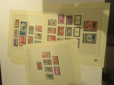 une photo d'un réfrigérateur sur lequel sont collés des timbres