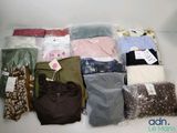un tas de vêtements posés sur une table