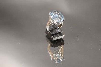 une bague posée sur une table