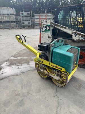 a small machine that is sitting on the ground