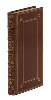 un livre en cuir marron avec des finitions dorées et une bordure dorée