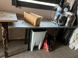 une image représentant une table sur laquelle se trouve une poubelle