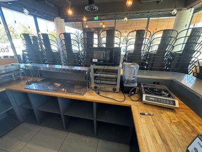 des tables et des chaises dans un restaurant, avec de nombreuses chaises en arrière-plan