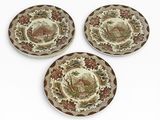 trois assiettes marron et blanches ornées de motifs sur un fond blanc