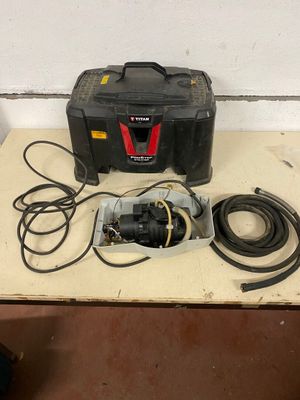 une boîte avec un cordon et une perceuse posée sur une table