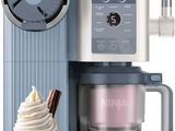 un cornet de glace posé à côté d'une cafetière