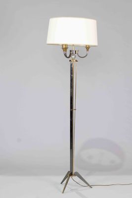 une photo d'un lampadaire muni d'un abat-jour blanc