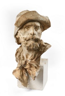 buste d'un homme portant un chapeau et une écharpe, posé sur une surface blanche