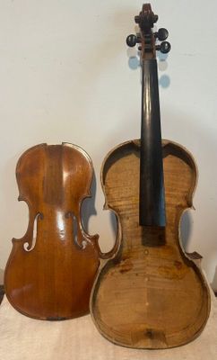 30 / G30 / Violon 4/4 portant sous la table étiquette …