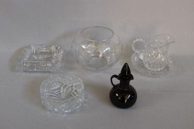 un grand nombre d'objets en verre posés sur une table