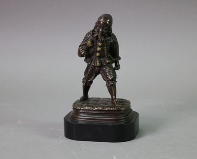 statue en bronze représentant un homme armé d'une épée, posée sur un socle en marbre
