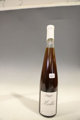 une bouteille de vin posée sur un comptoir