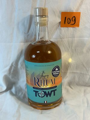 une bouteille de rhum posée sur une table