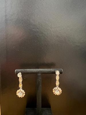 gros plan d'une paire de boucles d'oreilles sur un support
