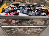un chariot métallique rempli d'articles divers dans un magasin