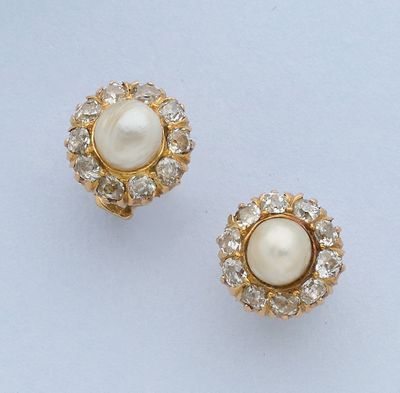 une paire de boucles d'oreilles en perles et diamants