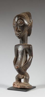 une statue en bois représentant une femme, dont la tête repose sur un socle