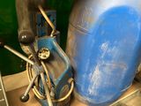 une image représentant un char bleu et une machine bleue