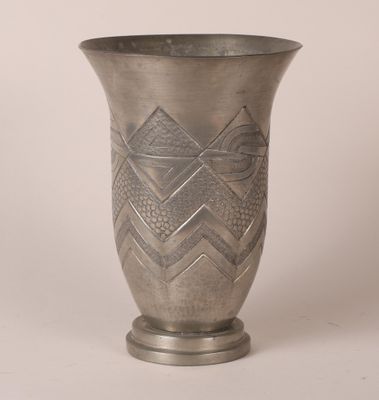 Vase à col évasé en étain à décor géométrique gravé et marte…