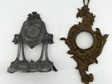 deux miroirs posés l'un à côté de l'autre sur une table