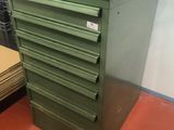 une armoire verte surmontée d'un tiroir