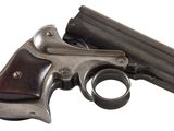 un vieux fusil avec un canon en bois sur fond blanc