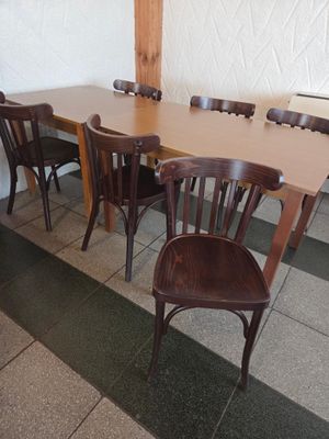 des tables et des chaises dans un restaurant au sol carrelé