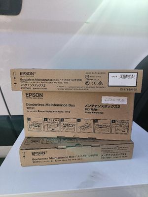 deux cartons contenant des imprimantes Epson posés sur une table blanche