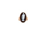 un gros plan d'une bague ornée d'une statuette