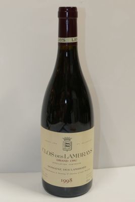 une bouteille de vin posée sur une table
