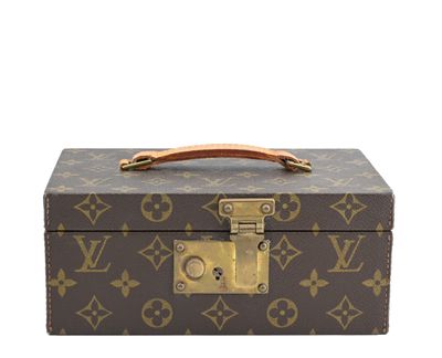 une photo d'une malle Louis Vuitton