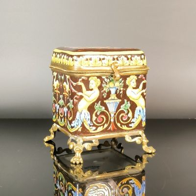 une boîte décorée d'un motif, posée sur une table