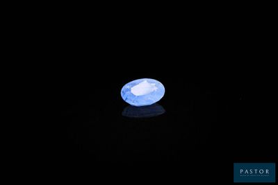 un diamant bleu sur fond noir