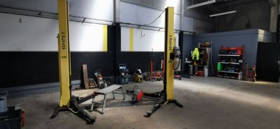 une photo d'un garage où il y a beaucoup de matériel éparpillé par terre