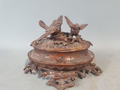 deux oiseaux perchés sur une boîte