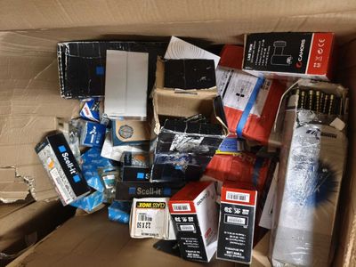 une boîte en carton remplie d'appareils électroniques et d'autres objets
