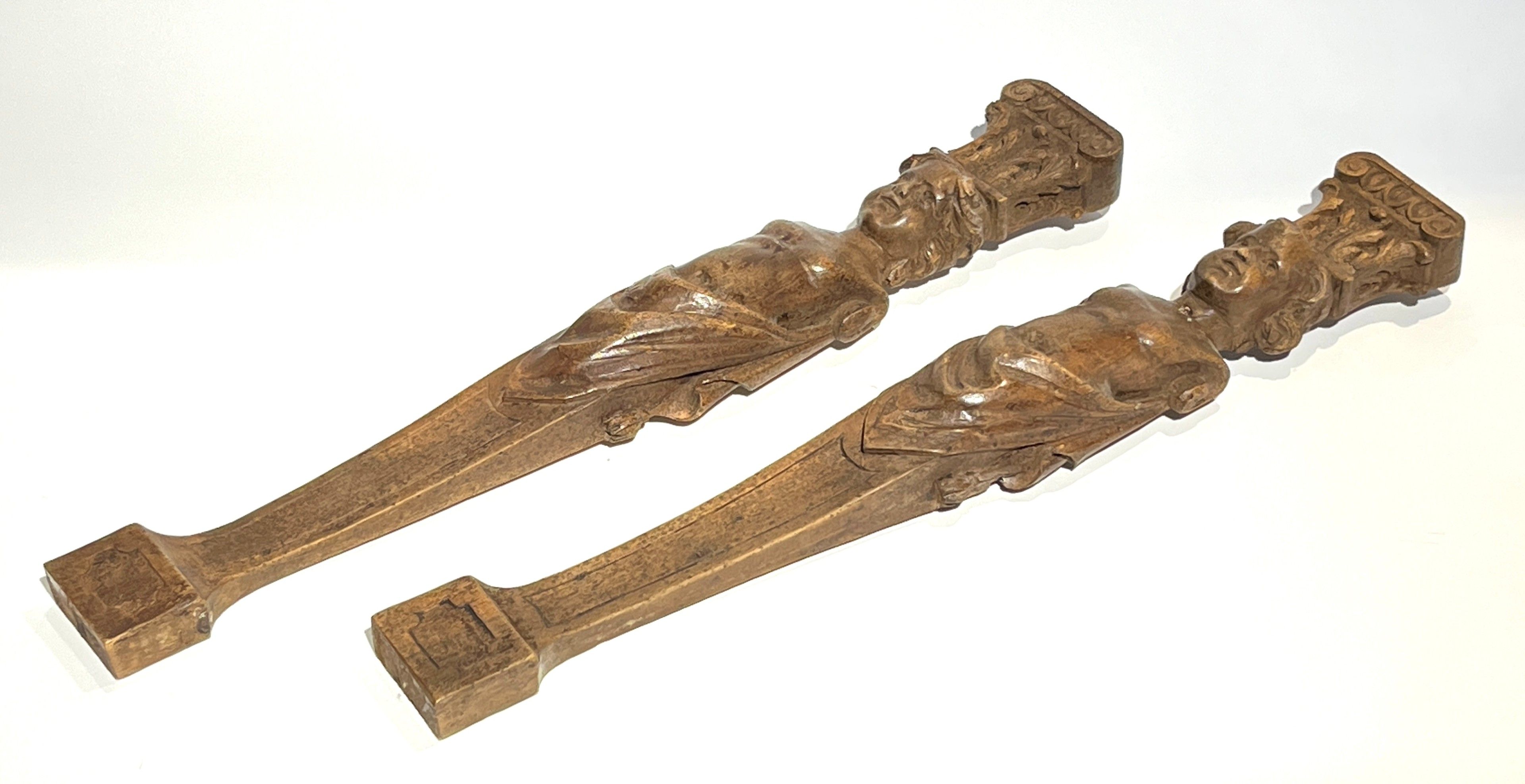 Paire de pilastres pour ameublement en noyer sculpté figuran…