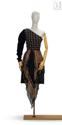un mannequin vêtu d'une robe, posé sur un socle en bois