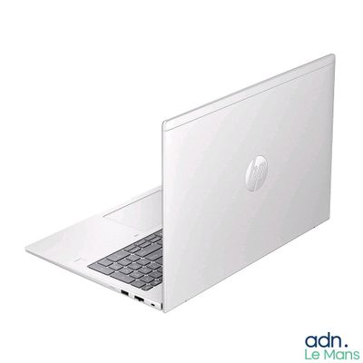 un ordinateur portable blanc posé ouvert sur une surface blanche